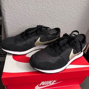 Nike MD Valiant Gold Edition size 8.5